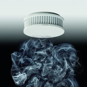 Küchentauglich: Das durchdachte Zwei-Kammer-System unterscheidet zwischen Rauch und Wasserdampf. Im Design passt sich der Rauchwarnmelder der Deckenoptik an (siehe auch Seite 48). (Bild: ALBRECHT JUNG GMBH & CO. KG)