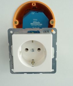 Unterputzvariante für die Schalterdose: Das Eltako-Sendemodul wird mit der Steckdose verbunden und ermittelt den Stromverbrauch des Geräts, das daran angeschlossen ist. (Bild: Somfy GmbH)