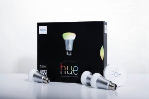 Im Starter-Paket sind drei LED-Lampen, die Smartbridge und die Mobile App enthalten. Das System ist auf bis zu 50 Lampen erweiterbar. (Bild: Philips Deutschland GmbH)