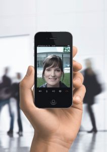 Mit dem neuen TKS-IP-Gateway Plugin für Skype ist jetzt auch die mobile Türkommunikation möglich: per iPhone, iPad sowie mit allen Smartphones und Tablets, für die eine Skype App erhältlich ist. (Bild: Gira Giersiepen GmbH & Co. KG)