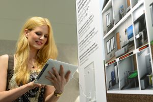 Ein Trend: Bedienung der verschiedenen Gewerke im Haus mit Tablet-PC. (Bild: Messe Frankfurt Exhibition GmbH/ Pietro Sutera)