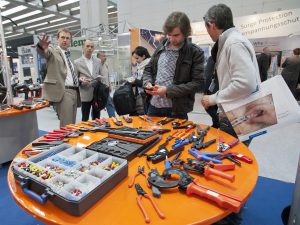 Für die Praxis: Das umfangreiche Produktspektrum für Werkzeuge ist Anziehungspunkt für viele Besucher. (Bild: Messe Frankfurt Exhibition GmbH/ Jochen Günther)