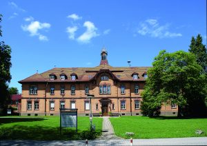  Das denkmalgeschützte Verwaltungsgebäude des zfp Klinikums am Weissenhof wurde im Gründerjahr 1903 erbaut. (Bild: zfp Klinikum am Weissenhof)