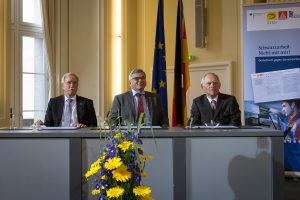  Unterzeichneten die Bündniserklärung gegen Schwarzarbeit (v.l.n.r.): Lothar
Hellmann (ZVEH), Jörg Hofmann (IG Metall) und Dr. Wolfgang Schäuble (BMF). (Bild: Jörg Rüger / BMF)