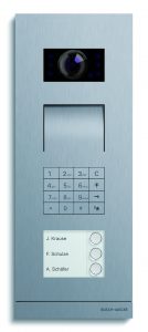 Die klassische Eingabe eines PIN-Codes zur Öffnung der Haus- oder Wohnungstür ermöglicht das Modul 'Tastatur' (rechts). Links die Kombination mit einer Busch-Welcome-Video-Außenstation. (Bilder: Busch-Jaeger Elektro GmbH)