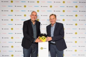  Ulrich  Schumacher (links),  CEO  der Zumtobel  Group,  und  Hans-Joachim  Watzke,  Vorsitzender  der  Geschäftsführung  der  Borussia Dortmund  Geschäftsführungs-GmbH, bei der Bekanntgabe der Kooperation  im  Rahmen  des  Supercup  2014 im Dortmunder Signal Iduna Park. (Bild: Zumtobel Lighting GmbH)