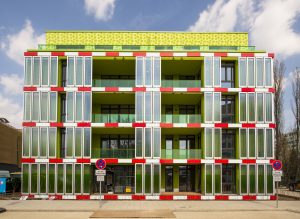 Algenhaus: In der Fassade des 'Hauses mit Biointelligenzquotient' in Hamburg erzeugen Algen per Photosynthese Wärme für die Wohnungen. (Bild: IBA Hamburg GmbH / Johannes Arlt)
