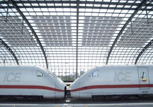 Praxiserprobtes Vorzeigeprojekt: Das Dach des Berliner Hauptbahnhofs verdeutlicht die Vorzüge der BIPV: Die Module erzeugen Strom und lassen zugleich Licht passieren. (Bild: BSW-Solar / Paul Langrock)