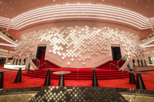 In der Theaterlobby wurde eine komplette Wand durch den holländischen Künstler Hugo Timmermans mit organischen Leuchtdioden (OLEDs) ausgestattet. (Bild: Stage Entertaiment)