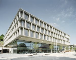  Passt zu Stuttgart: Die Fassade des IHK-Neubaus besteht aus Muschelkalk, einem regionalen Baustein. (Bild: Brigida González)
