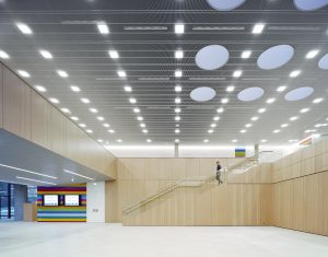 In den öffentlichen Bereichen erhellen neben den runden Lichtkuppeln quadratische Modul Q-Leuchten von Nimbus den IHK-Neubau. (Bild: Brigida González)