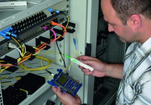 Techniker mit Leistungspegelmessgerät beim Test des GPON-Heimabschlusspunktes (Bild: Opternus GmbH)