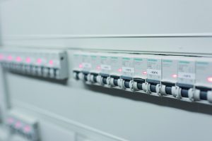 Der Brandschutzschalter erkennt unerwünschte Fehlerlichtbögen und schaltet in Kombination mit Leitungsschutzschaltern oder Fehlerstrom-/Leitungsschutzschaltern den Stromkreis sicher ab. (Bild: Siemens AG)
