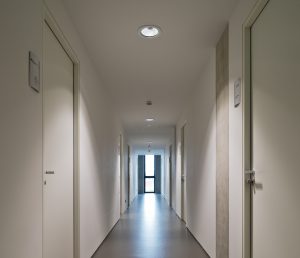 Im gesamten Neubau sind LED-Leuchten und Lichtmanagementsysteme installiert, um bedarfsgerechtes und funktionales Licht zu generieren. (Bild: ?Frank Freihofer/Regiolux GmbH)