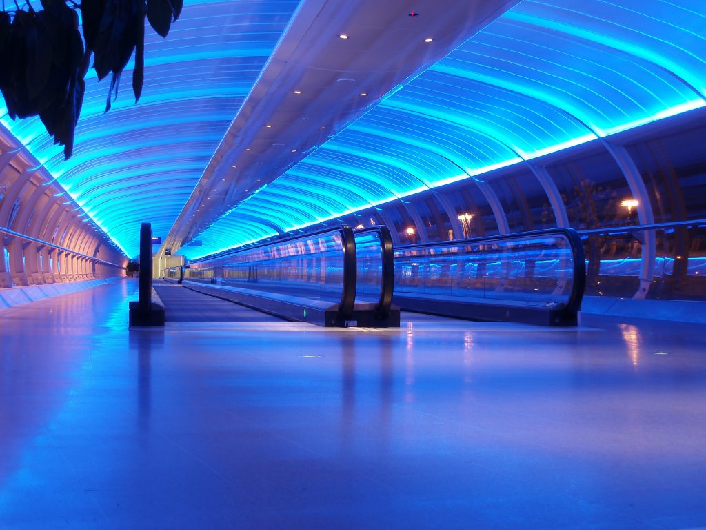 Mit Loytec-Dali-Lichtlösung erstrahlt der Flughafen Manchester in neuem Licht. (Bild: Stephen Gibson/Shutterstock.com)
