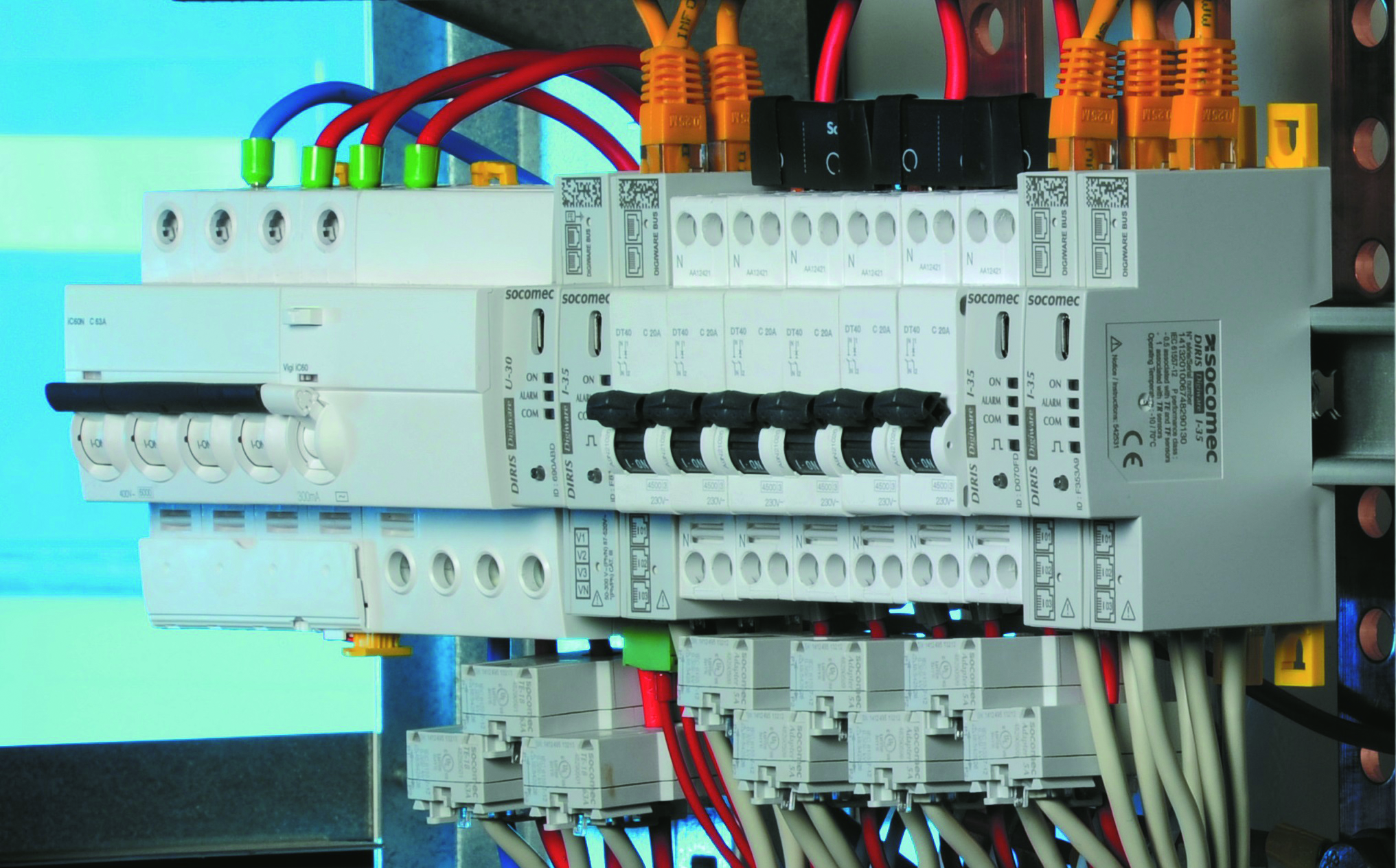 Die Verbindung von Modulen und Kabeln mit Klickverschl?ssen verhindert Anschluss- und Installationsfehler. (Bild: Socomec GmbH)