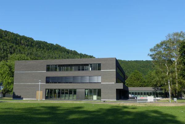 Außenansicht der Blautopf-Schule, einer Gemeinschaftsschule in Blaubeuren, Baden-Württemberg (Bild: B.E.G. Brück Electronic GmbH)