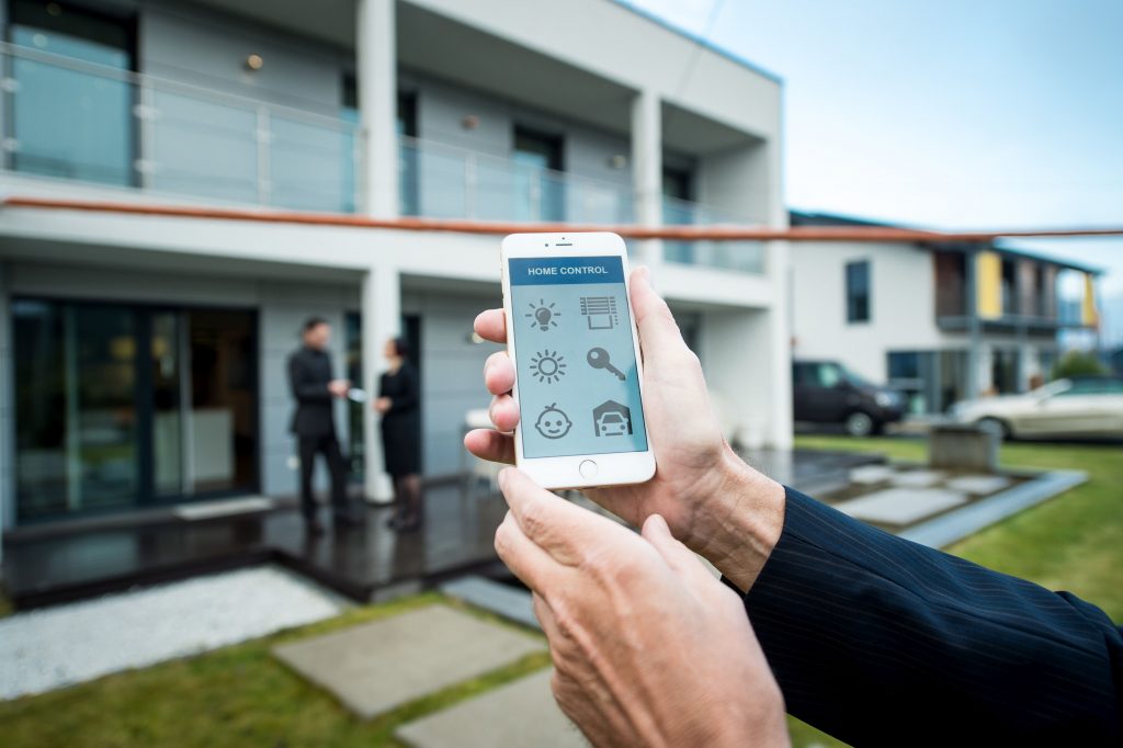 Ein Smart Phone für Smart Home: Viele Anwendungen sind bereits Realität. (Bild: Oliver Tjaden)