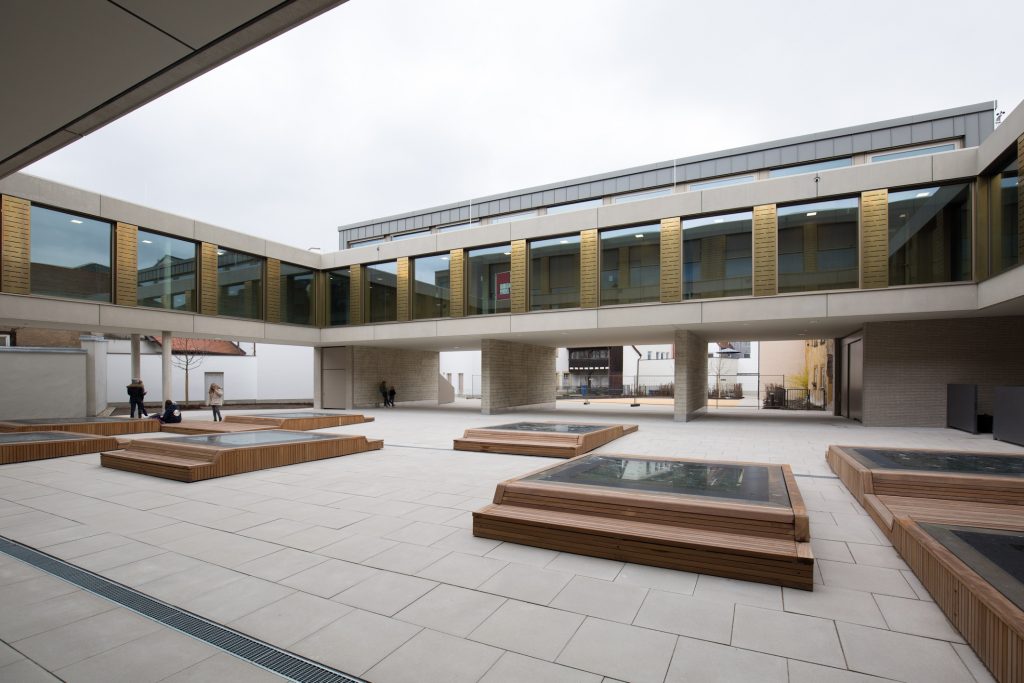 Der Erweiterungsbau der Maria-Ward-Schulen in Bamberg von Peck.Daam Architekten integriert sich gelungen in die umgebende Altstadt. (Bild: Lichtwerk GmbH)