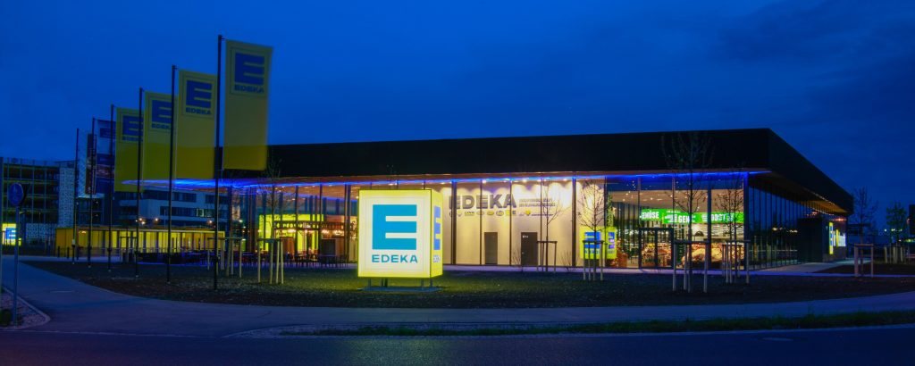 Das nachhaltig gebaute E-center in Gaimersheim besticht durch außergewöhnliche Glasfassaden-Architektur und ein modernes Beleuchtungskonzept. Die Bedienoberfläche der HLK-Anlage ist für das Servicepersonal trotz ihrer Komplexität sehr übersichtlich gehalten. (Bild: Heller + Straulino Regeltechnik GmbH)