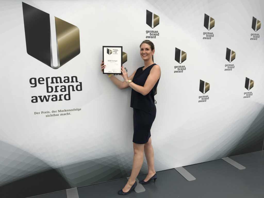 Angela Staiber, Stellvertretende Leiterin des Bereiches Internationales Marketing, nimmt den German Brand Award entgegen. (Bild: Geze GmbH)