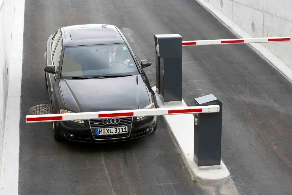 Eine Kennzeichenerkennung steuert die Zufahrt zu Tiefgaragen und Parkplätzen. (Bild: PCS Systemtechnik GmbH)