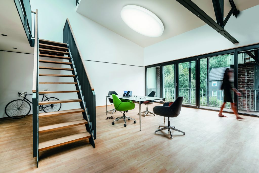 Statt der üblichen starren Raumaufteilung in standardisierte Räume setzen New Work Konzepte auf eine größere Vielfalt und flexiblere Nutzung. (Bild: Trilux GmbH & Co. KG)