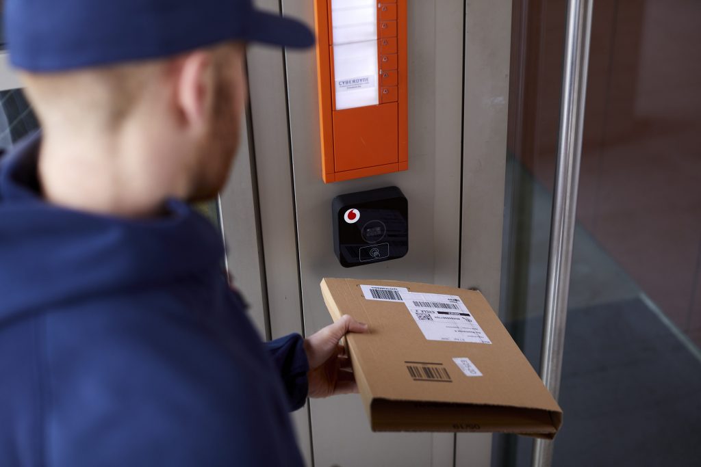Vodafone Smart Door Ã¶ffnet dem Paketboten die EingangstÃ¼r (Bild: Vodafone GmbH)