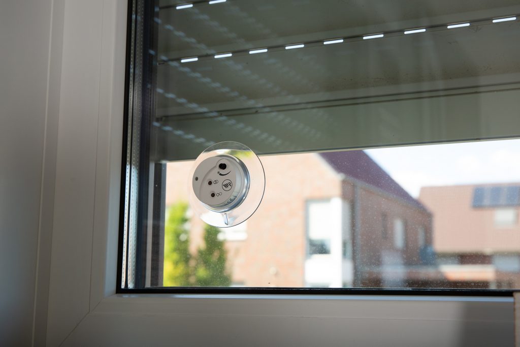Der Sonnensensor wird einfach mittels Saugnapf an der Fensterscheibe befestigt und sendet Signale an das Smart Home. (Bild: Rademacher GerÃ¤te-Elektronik GmbH)