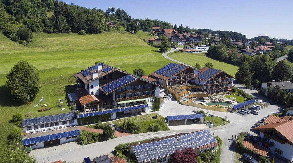 Als erstes zertifiziertes Biohotel im AllgÃ¤u zÃ¤hlt das Hotel Eggensberger in Hopfen am See zu den Vorreitern des Trends Nachhaltigkeit. Dazu trÃ¤gt nicht zuletzt das innovative Energiekonzept bei. (Bild: Biohotel Eggensberger)