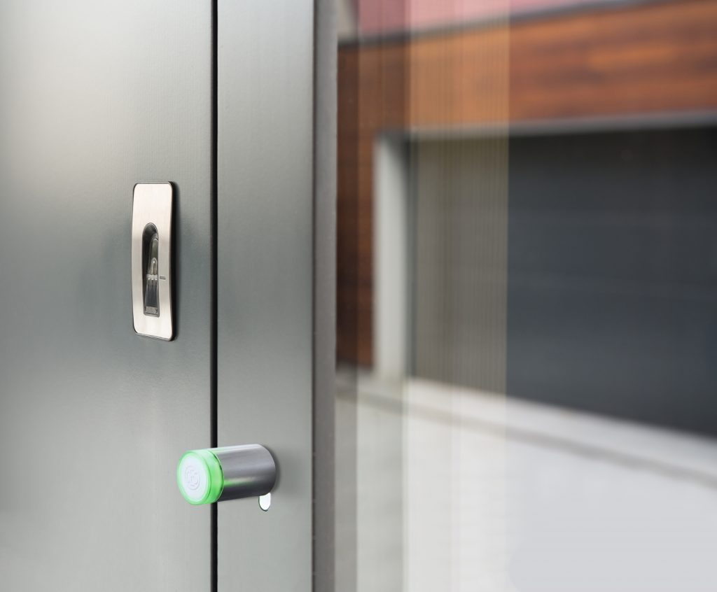 Keyless door system with fingerprint scanner reader installed on metallic door (Bild: CES)