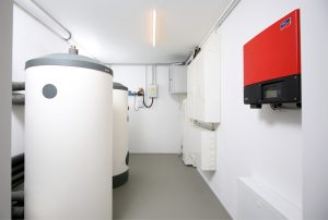 Pufferspeicher und Trinkwarmwasser-Standspeicher SBB 300 Trend sind hervorragend gedÃ¤mmt, sodass keine WÃ¤rme verloren geht. An der gegenÃ¼berliegenden Wand befinden sich der Wechselrichter (rot) und der DoppeltarifzÃ¤hler (siehe Detail). (Bild: Stiebel Eltron GmbH & Co. KG)