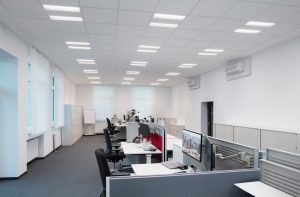 Auf allen vier Etagen erhöhen ELC-Lichtsysteme mit energieeffizientem Human Centric Lighting die Lebensqualität am Arbeitsplatz. (Bild: HG Esch)