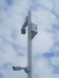 Gefahrenerkennung: Slat Synaps 24V 3E IP versorgt und puffert bewegliche Axis Dome WÃ¤rmekameras. (Bild: Slat GmbH)