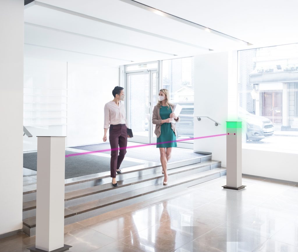 Two female professionals in modern foyer walking to office. Businesswomen talking on way to work in bright naturally lit modern office interior. (Bild: Deutsche Telekom IoT GmbH)
