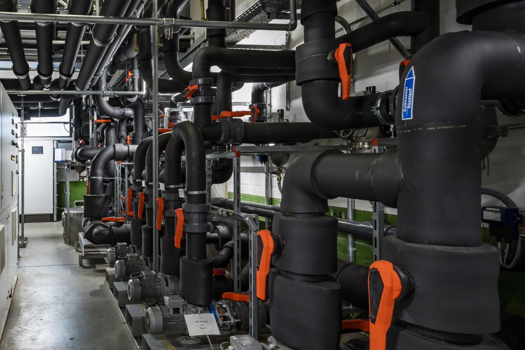 Eine hohe Energieeffizienz bringen die frequenzgeregelten Pumpen, da sie die Kälteenergie bedarfsgerecht am Standort verteilen. (Bild: Wago Kontakttechnik GmbH & Co. KG)