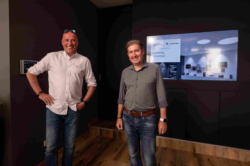 Robert Klug, CEO von iHaus (links) und Manfred Petschulat, Marketing Director & Regional Sales Manager von Zumtobel (rechts). (Bild: iHaus AG)