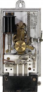 1927: Der elektrische Pendelautomat ELPA schaltet das Licht im Treppenhaus. (Bild: Theben AG)