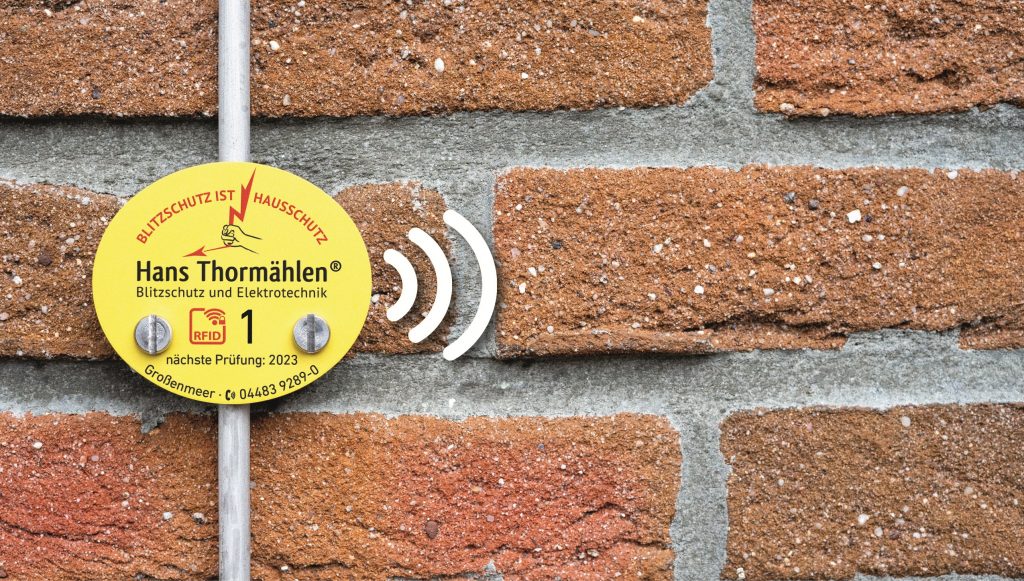 Smarter Blitzschutz: Zur Installation und Wartung der Anlagen nutzt die Hans ThormÃ¤hlen GmbH & Co. KG markierte Plaketten mit RFID-Chip. (Bild: Phoenix Contact GmbH & Co. KG)