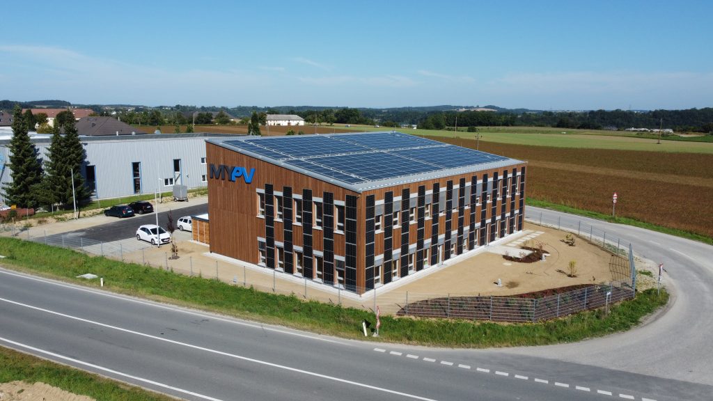 Umgekehrtes Konzept: Die Solarmodule haben die Gestaltung der AuÃenfassade vorgegeben. (Bild: My-PV GmbH)