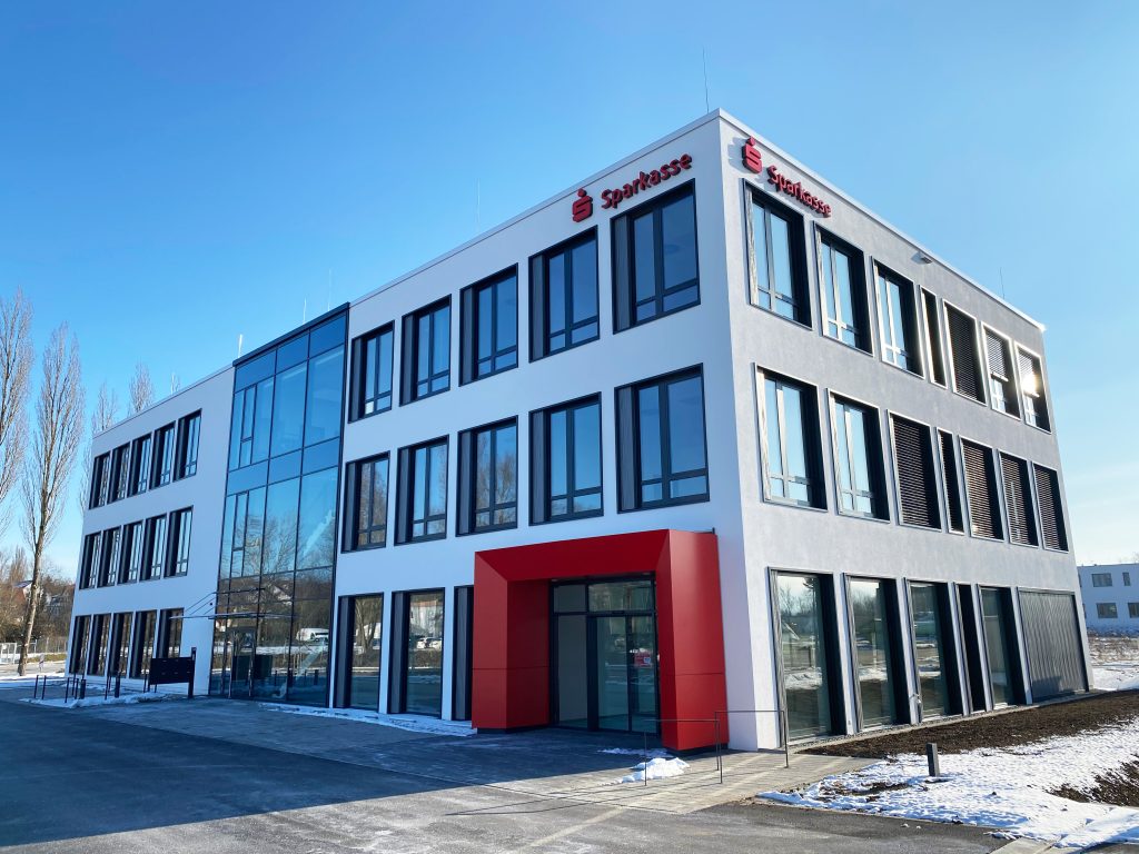 Der dreigeschossige Neubau der Bezirkssparkasse Reichenau ist mit neuester TÃ¼r- und Steuerungstechnik von Geze ausgestattet. (Bild: Sparkasse Reichenau)